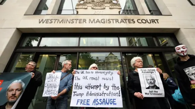 Сторонники Джулиана Ассанжа считают его отважным борцом за правду