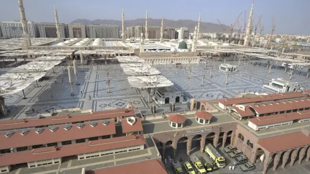 Nabi Muhammad menjadi imam pertama di Masjid Nabawi.