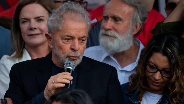 Lula faz discurso após ser libertado na sexta (18), ao lado da namorada efutebol ao vivo onlineGleisi Hoffman