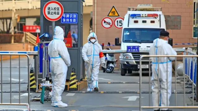 مسؤولو الحماية الصحية في مدينة شيان