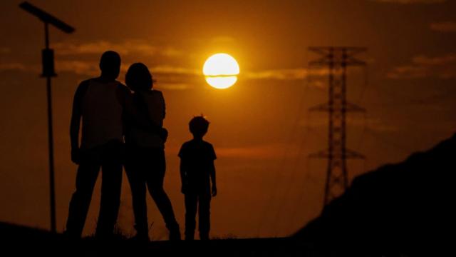 Семья наблюдает суперлуние в городе Сиудад-Хуарес