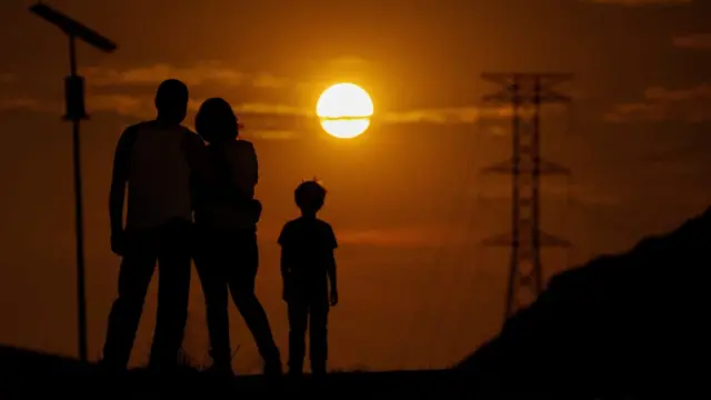 Семья наблюдает суперлуние в городе Сиудад-Хуарес