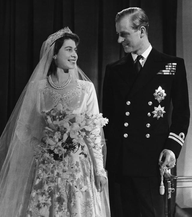 女王（左；时为伊丽莎白公主）与菲利普亲王于婚礼后拍摄官方合照（20/11/1947）