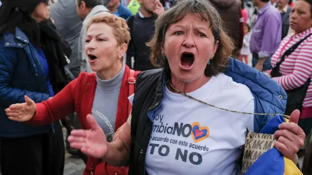 Dos mujeres en contra de los acuerdos de paz en Colombia.