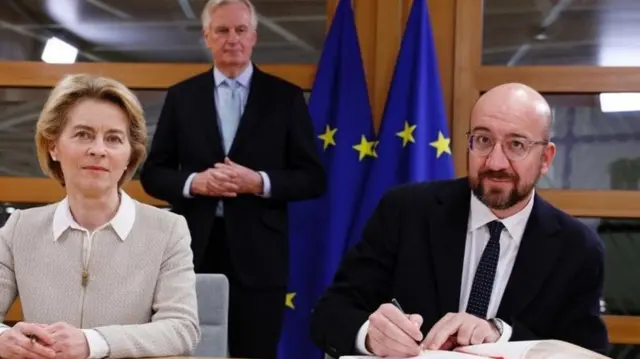 شارل میشل، رئیس شورای اروپا و اورزلا فن درلاین، رئیس کمیسیون اروپا سال پیش هنگام امضای توافق خروج بریتانیا از اتحادیه اروپا