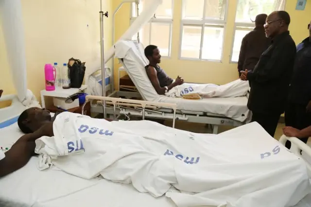 Rais Magufuli akiwafariji baadhi ya wagonjwa kwenye wodi ya Sewa Haji katika hospitali ya Taifa ya Muhimbili