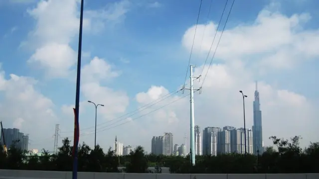 Về mặt pháp lý, có Quyết định 367 của Thủ tướng năm 1996 và văn bản số 190/CP-NN năm 2002 của một phó thủ tướng ký, đồng ý chủ trương thu hồi 930 ha đất xây dựng Khu đô thị mới Thủ Thiêm (bao gồm 770 ha để xây dựng Khu đô thị mới và 160 ha xây dựng khu tái định cư).
