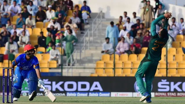 نویں اوور میں پاکستان کو بالآخر پہلی کامیابی ملی جب محمد نواز نے اپنی ہی گیند پر احسان اللہ کو کیچ لے کر آؤٹ کر دیا۔ احسان اللہ نے دس رنز بنائے۔