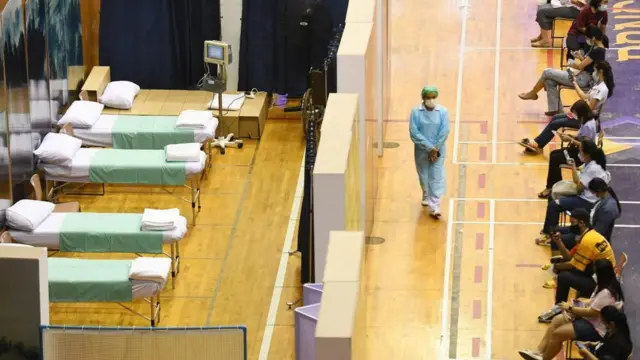 ผู้ประกันตนในระบบประกันสังคม มาตรา 33 ทยอยเข้ารับการฉีดวัคซีนโควิด-19 ที่อาคารกีฬาเวสน์ 1 สนามกีฬาไทย-ญี่ปุ่น เขตดินแดงในวันที่ 23 มิ.ย.