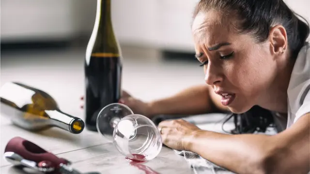 Mujer con resaca.