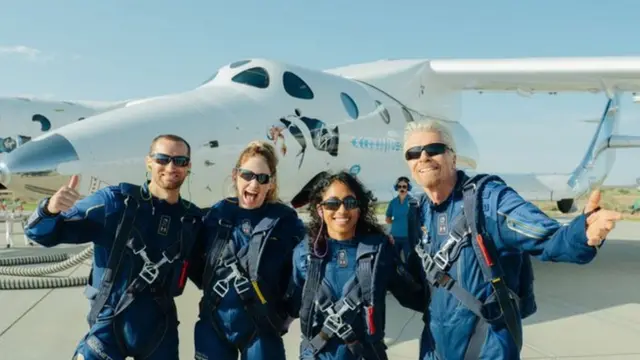 سریشا برینسن اور عملے کے ساتھ