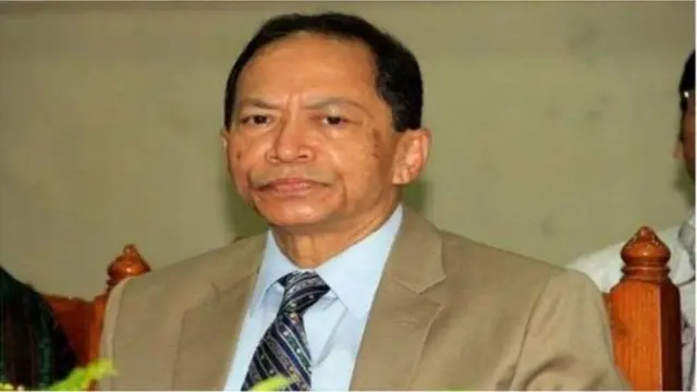 বিচারপতি এস কে সিনহা লম্বা ছুটি নিয়ে প্রথমে অস্ট্রেলিয়া যান, সেখান থেকে যান সিঙ্গাপুরে।