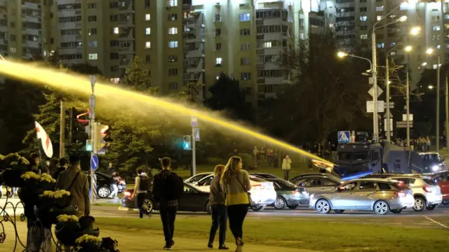 Водомет с желтой жидкостью в Минске 23 сентября