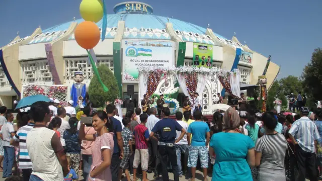 Тошкент цирки олдидаги концерт