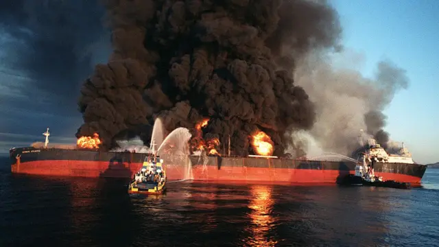 ناقلة نفط سنغافورية تحترق