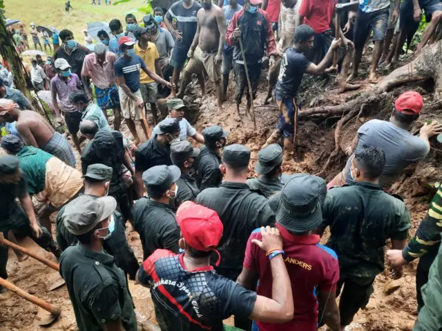 மண் சரிவில் சிக்கியவர்களை மீட்கும் பணி.