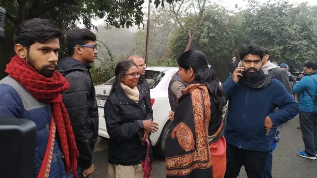 Kanimozhi meeting JNU people ஜே.என்.யு.வில் கனிமொழி