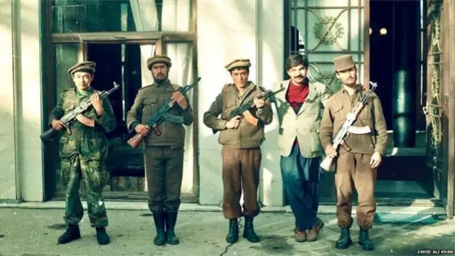 అప్పటి ప్రభుత్వ భద్రతా సిబ్బందితో జాహిద్ ఖాన్