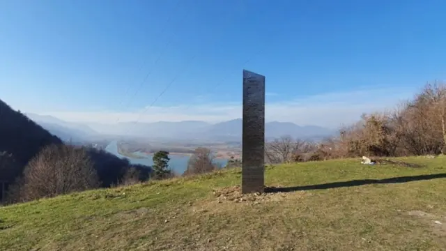 монолит в Румынии
