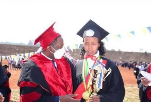 Qonjiitii Habtaamu nama biraa waliin