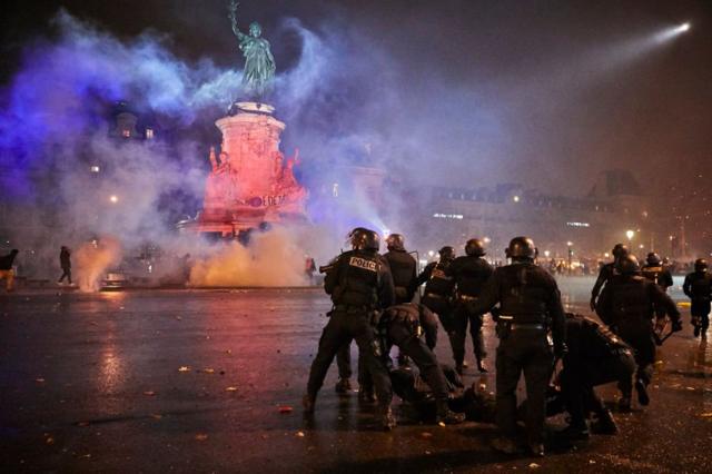 2018年12月8日，警察与抗议者在巴黎共和国广场发生冲突
