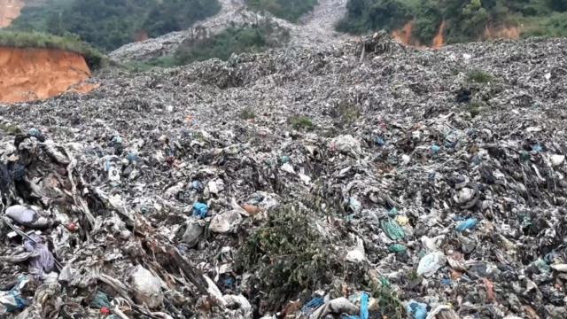 Núi rác Cam Ly đổ ập xuống ruộng vườn người dân Đà Lạt hôm 13/8/2019