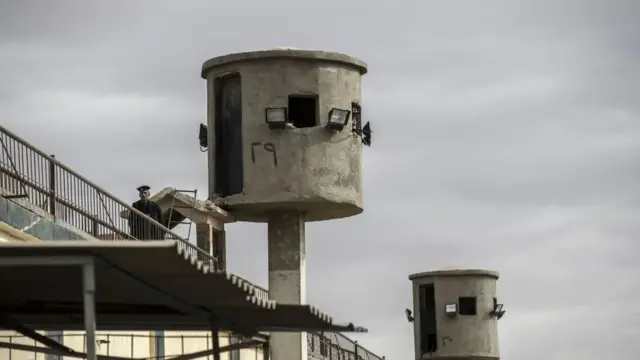 سور وبرجا مراقبة في سجن طرة