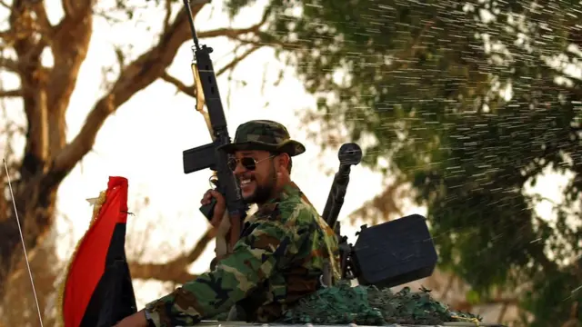 صور لأحد عناصر كتيبة صلاح بوحليق التابعة للجيش اللبيي في مدينة بنغازي