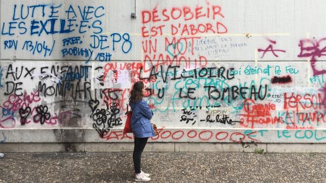 一家法國大學在巴黎的校園內，有示威者在牆上塗鴉，寫著訴求。
