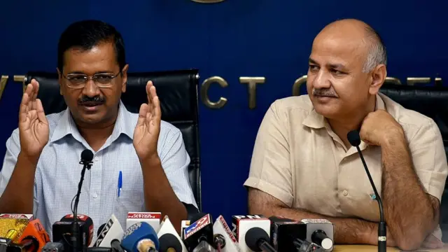 दिल्ली के मुख्यमंत्री अरविंद केजरीवाल और उपमुख्यमंत्री मनीष सिसोदिया