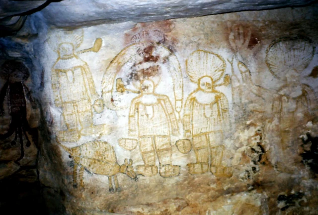 Наскальный рисунок австралийских аборигенов, изображающий мужчин, курящих трубки (предположительно это ранние голландские исследователи), и тасманийского тигра