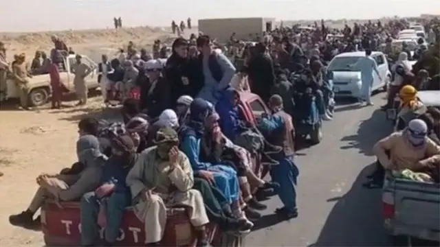 ऐसे बहुत से वीडियो सामने आए हैं जिसमें निमरोज़ में हज़ारों लोग ईरान में दाख़िल होने के लिए जमा हैं