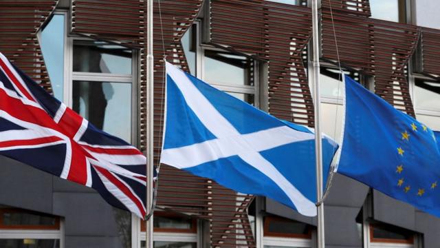 Перед парламентом Шотландии - флаги Соединенного королевства, Шотландии и Евросоюза