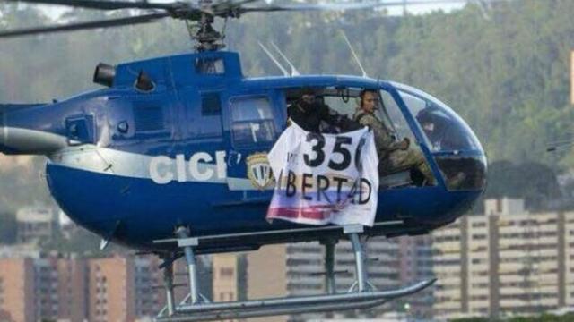 Helicóptero piloteado por Óscar Pérez y luciendo la pancarta: "350 libertad"
