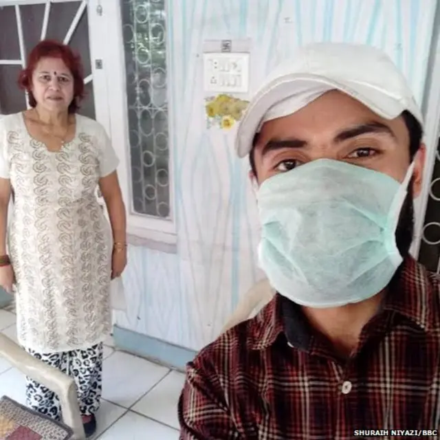 लॉकडाउन में दूसरों की मदद करते युवा