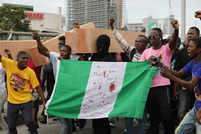 Mock coffins and song for pipo wey die