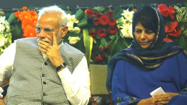 વડા પ્રધાન નરેન્દ્ર મોદી સાથે મહેબૂબા મુફ્તી