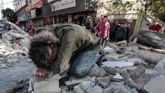 ગુરુવારે બંને પક્ષો વચ્ચે સતત 11મા દિવસે પણ હુમલા સતત ચાલુ જ રહ્યા હતા. ઇઝરાયલે ઉત્તરી ગાઝામાં હમાસના ઠેકાણાં પર 100થી વધુ હુમલા કર્યા. હમાસે પણ જવાબમાં ઇઝરાયલ પર રૉકેટ છોડ્યા હતા.