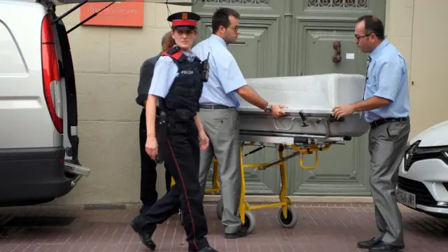 Los operarios trasladan el cadáver de Dalí para ser examinado por los forenses en Figueras, Girona.