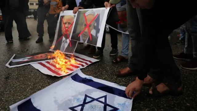 معترضان در غزه حتی پیش از اعلام رسمی تصمیم آقای ترامپ، تصویر او را در کنار تصویری از بنیامین نتانیاهو به آتش کشیدند