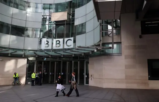 Una vista del exterior de la sede de la BBC en Londres