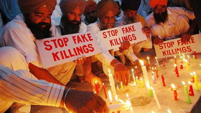 2007 में अमृतसर में ह्यूमन राइट्स फ़्रंट के सदस्यों ने पंजाब में उग्रवाद के दौर के दौरान कथित फ़र्ज़ी मुठभेड़ों में मारे गए युवाओं के लिए न्याय की मांग उठाते हुए प्रदर्शन किया (फ़ाइल फ़ोटो)
