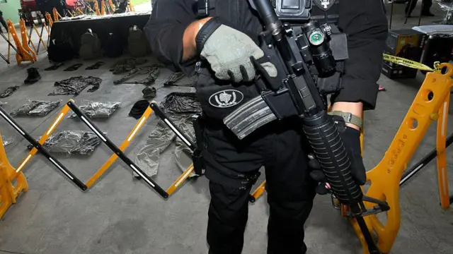 Un miembro de la Fuerza Especial de Lucha contra el Narcotráfico (FELCN) en la presentación de materiales incautados vinculadas al narcotraficante uruguayo Sebastián Marset, en Santa Cruz, Bolivia, el 20 de marzo de 2026.