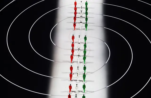 Модели в нарядах от Джорджо Армани во время церемонии открытия