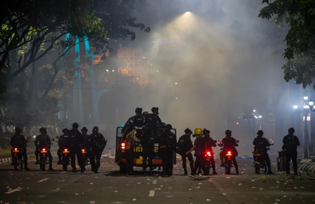 Personel kepolisian melakukan patroli pembubaran pengunjuk rasa di Jalan Pahlawan, Kota Semarang, Jawa Tengah, Jumat (29/8/2025).