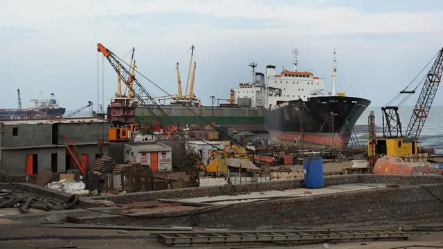 વર્ષ 2019-'20 દરમિયાન અલંગ ખાતે 200 જેટલા જહાજ ભાંગવા માટે આવ્યા હતા.