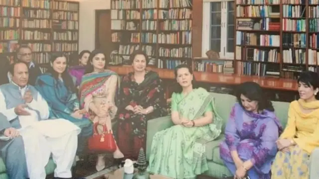 सोनिया गांधी के साथ - एक प्रतिनिधिमंडल के साथ आईं अरूसा आलम