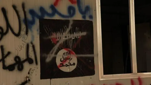 Numerosas paredes están pintadas con grafitis.