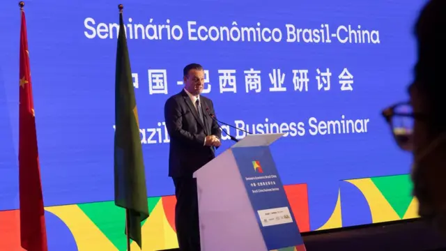 وزير الزراعة البرازيلي كارلوس فافارو يتحدث في ندوة الأعمال التجارية بين البرازيل والصين في بكين