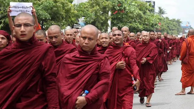 (แฟ้มภาพ) ขณะเดียวกับบรรดาพระสงฆ์ในเมืองมัณฑะเลย์เดินขบวนสนับสนุนปฏิบัติการของรัฐบาลภายใต้การนำของนายเต็ง เส่ง และประท้วงท่าทีของสหประชาชาติต่อเหตุความรุนแรงต่อชาวโรฮิงญาในรัฐยะไข่ เมื่อปี 2012